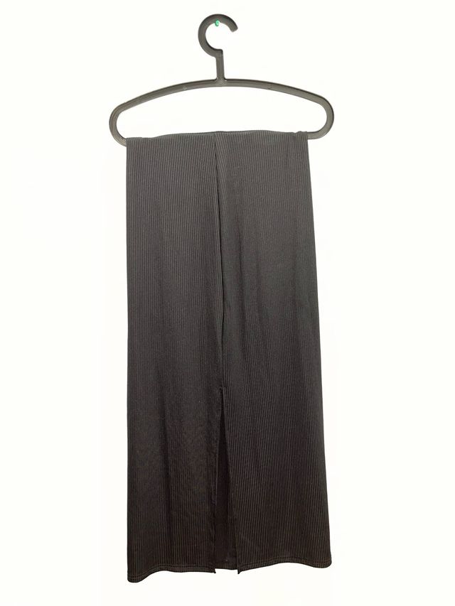 Falda negra de canalé