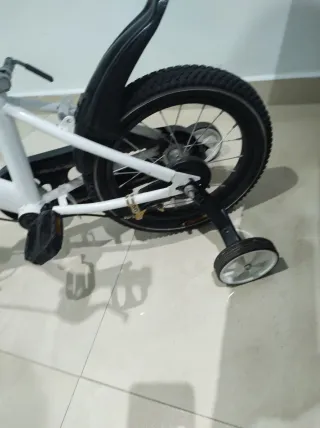 Bicicleta infantil blanca con ruedines