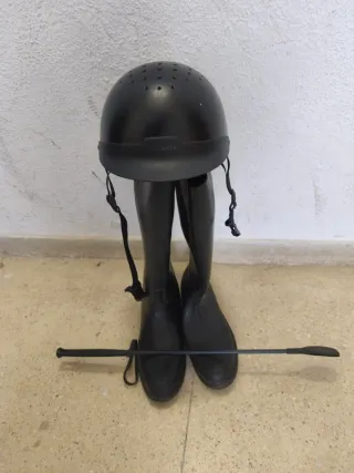 Botas y casco de hípica negros