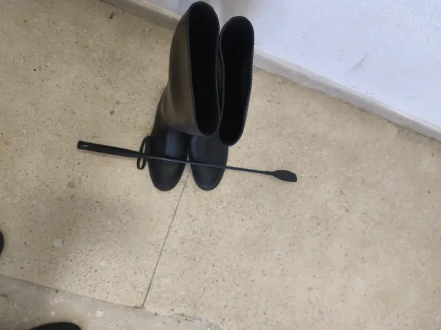 Botas y casco de hípica negros