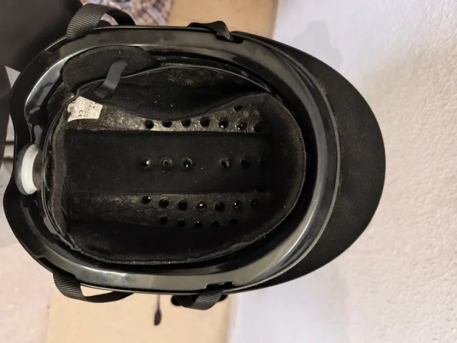 Botas y casco de hípica negros