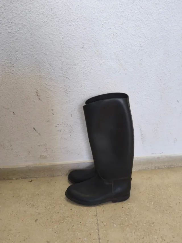 Botas y casco de hípica negros