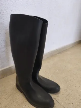 Botas y casco de hípica negros