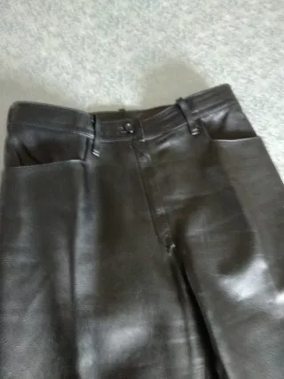 Pantalón de cuero negro