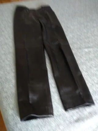 Pantalón de cuero negro