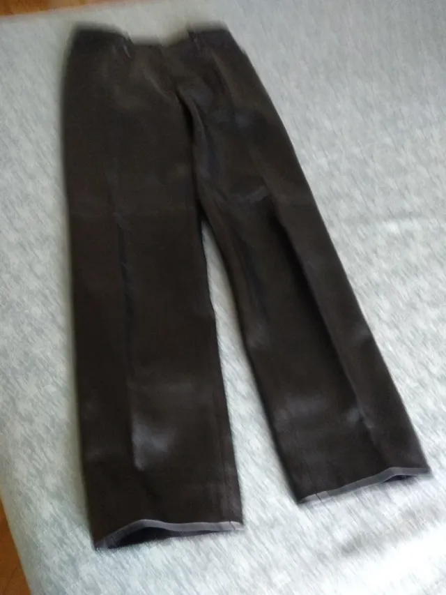 Pantalón de cuero negro