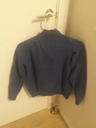 Jersey azul con cremallera