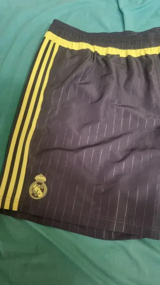 Pantalón corto Adidas Real Madrid gris y amarillo