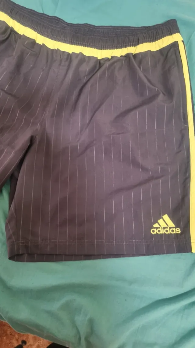 Pantalón corto Adidas Real Madrid gris y amarillo