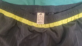 Pantalón corto Adidas Real Madrid gris y amarillo