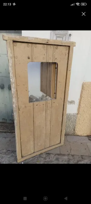 Puerta antigua de madera con ventana