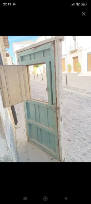 Puerta antigua de madera con ventana