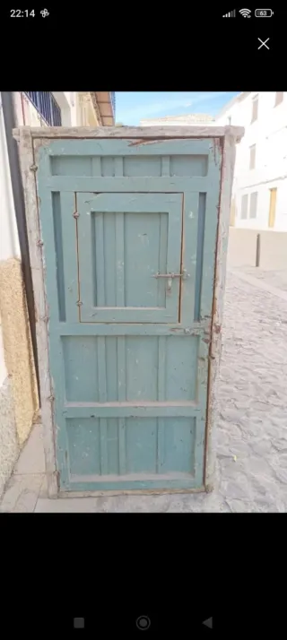 Puerta antigua de madera con ventana
