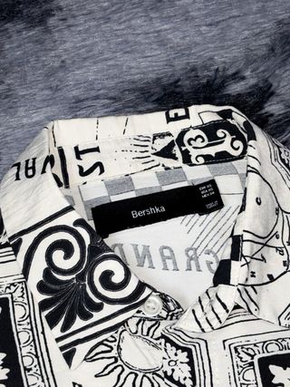 Camicia Bershka grafica bianco/nera oversize