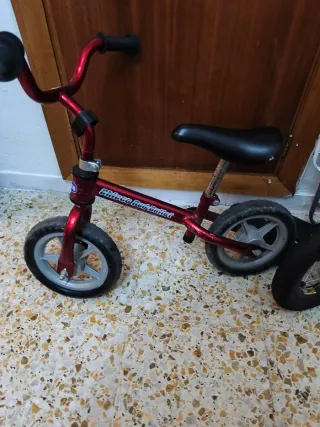 Bicicleta sin pedales roja