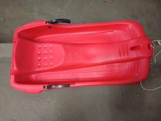 Trineo rojo con asas y cuerda