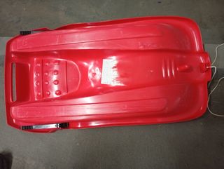 Trineo rojo con asas y cuerda