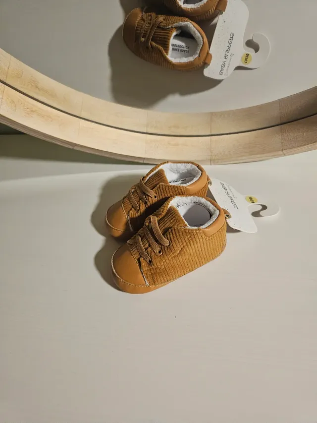 Zapatitos para bebé de pana