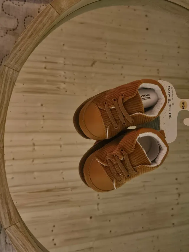 Zapatitos para bebé de pana