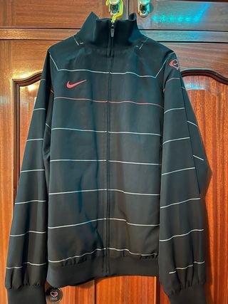 Chaqueta Nike Negra Rayas Rojas y Blancas