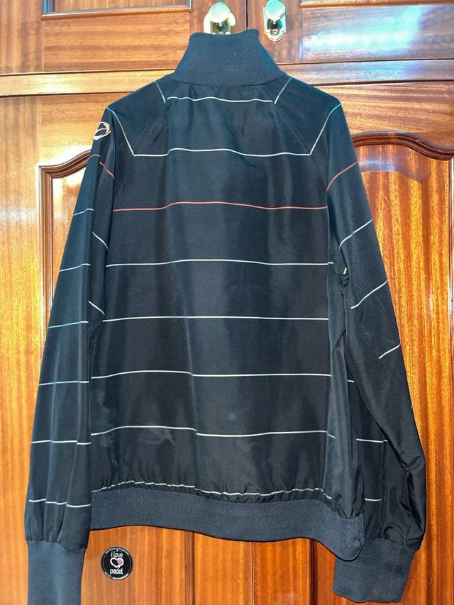 Chaqueta Nike Negra Rayas Rojas y Blancas