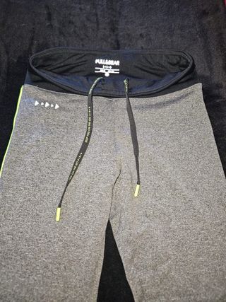Conjunto deportivo Pull&Bear mallas y camiseta