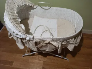 Moisés de mimbre con patas plegables/ Minicuna