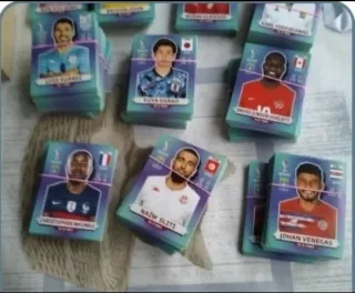 ¡Miro listas! Cromos Mundial Qatar 2022.
