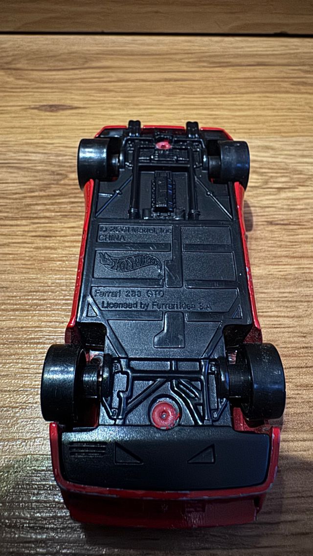 Hot Wheels Ferrari 288 GTO Rojo