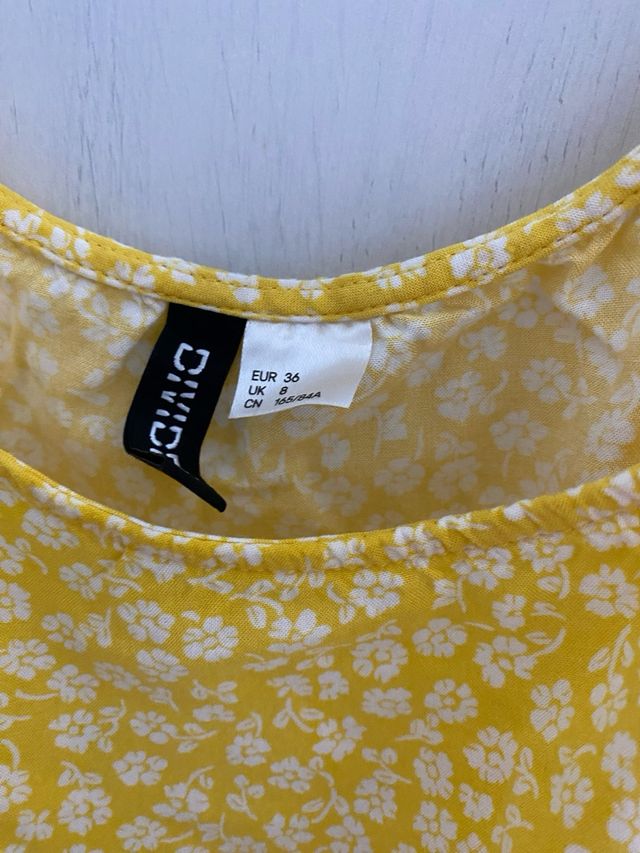 Top amarillo floral Divided Talla XS
