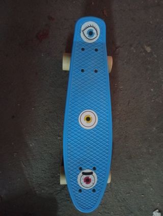 Monopatín azul con diseño de ojos