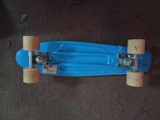 Monopatín azul con diseño de ojos