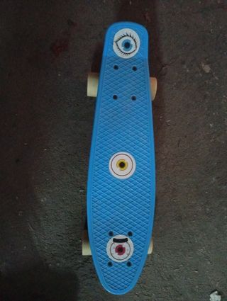 Monopatín azul con diseño de ojos