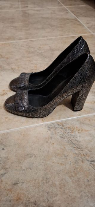 Zapatos de tacón plateados y negros