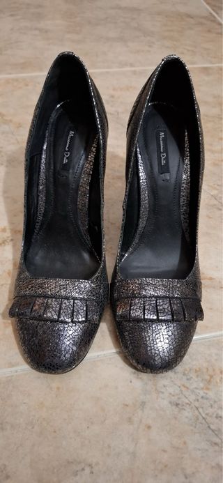 Zapatos de tacón plateados y negros