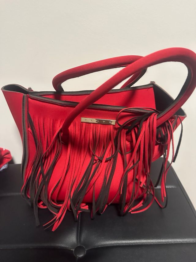 Bolso rojo con flecos