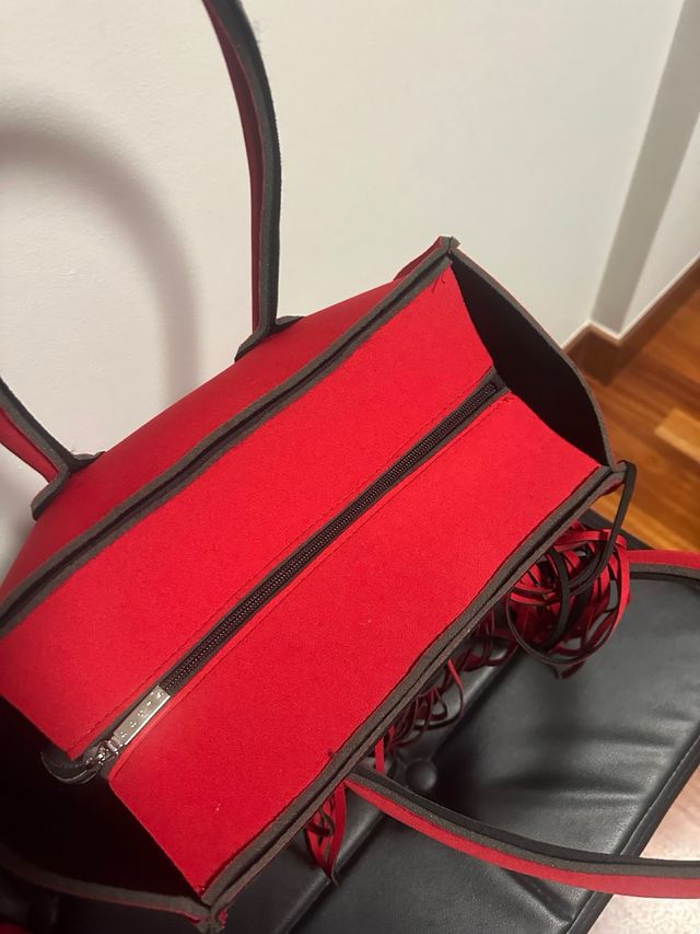 Bolso rojo con flecos