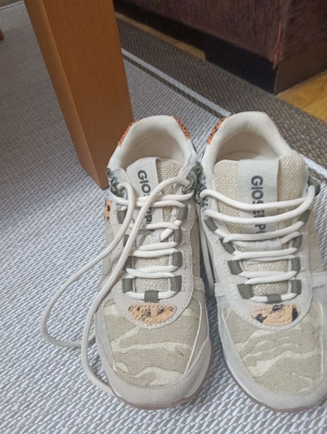 Zapatillas Giossepo beige tela cuña interior