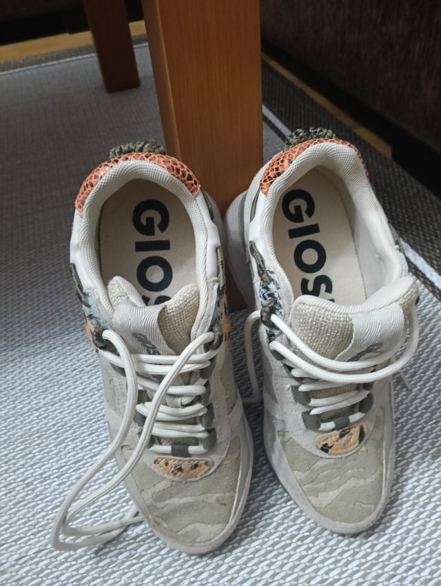 Zapatillas Giossepo beige tela cuña interior