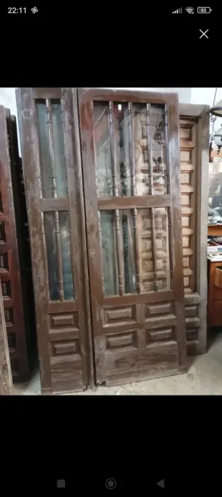 Puerta antigua madera con cristales