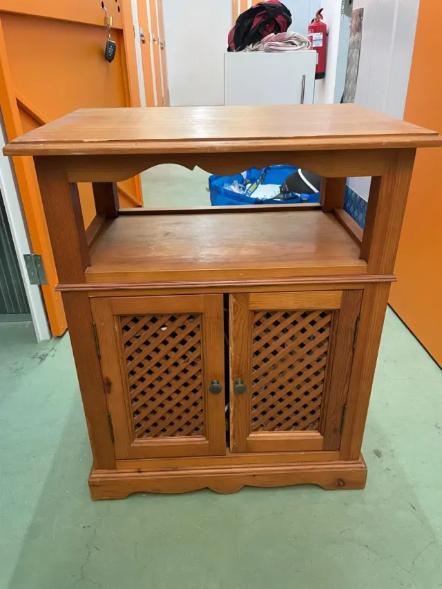 Mueble de madera antiguo con puertas