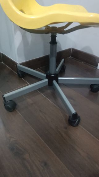 Silla de escritorio amarilla