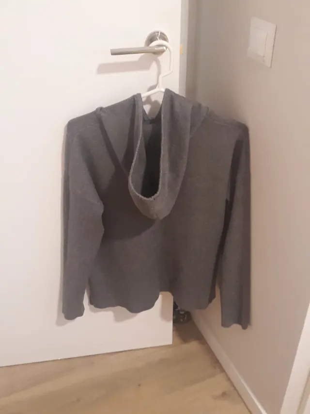 Sudadera gris con capucha
