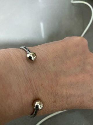 Pulsera abierta de plata y pendientes plata.