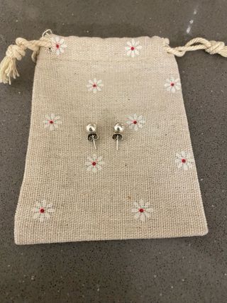 Pulsera abierta de plata y pendientes plata.