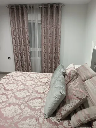 Colcha, cortina, visillo y 6 cojines a juego