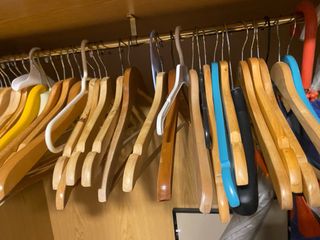 Lote de Perchas Madera y Plástico