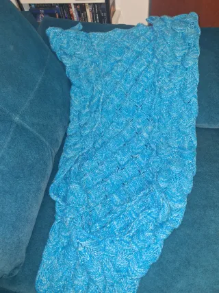 Manta cola de sirena azul tejida