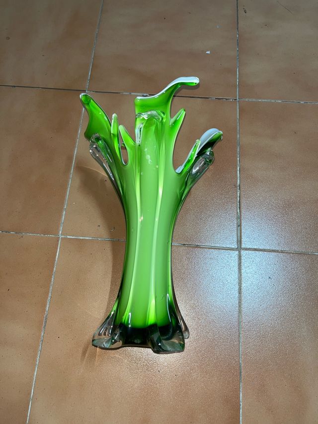 Jarrón de cristal verde y transparente