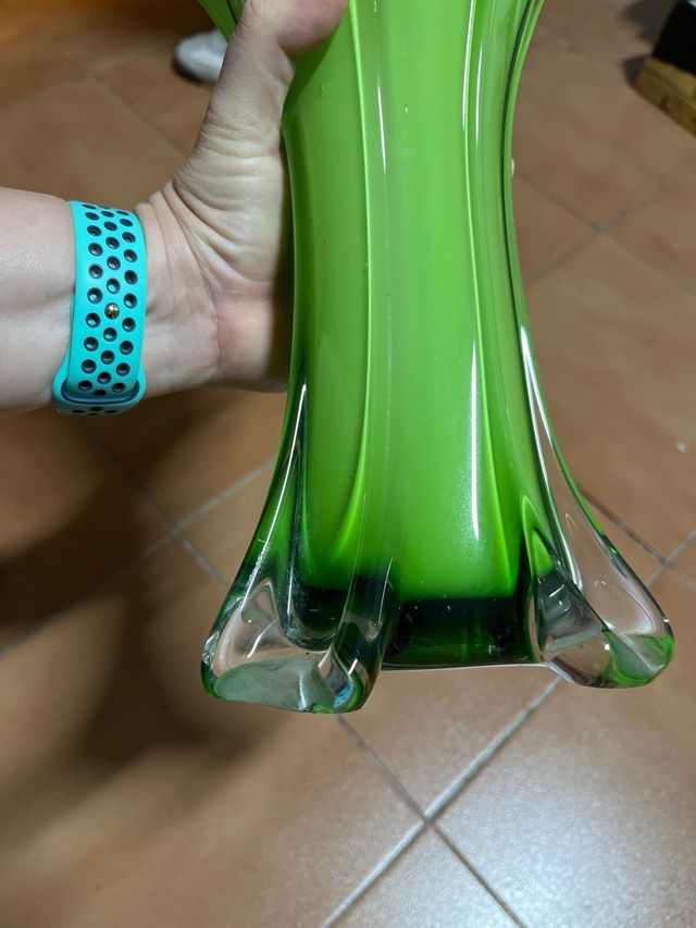 Jarrón de cristal verde y transparente